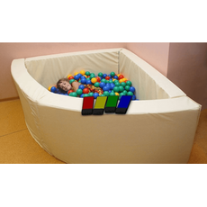 Сухой бассейн в форме 1/4 круга с клавишами управления. Размер 150х150х66 см.