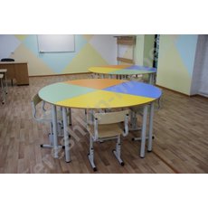 Стол полукруглый на металлических опорах