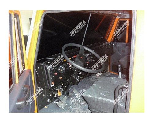 Автотренажер контраварийного вождения "КамАЗ-Мастер-07/В" (оригинальная кабина автомобиля КамАЗ, установленная на шестистепенную динамическую платформу)