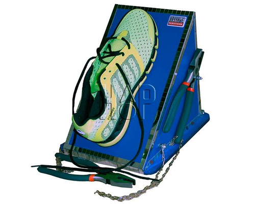 Интерактивный экспонат Зашнуруй ботинок пассатижами