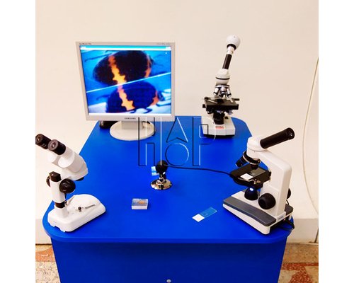 Стол с микроскопами