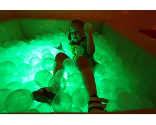 Сухой бассейн в форме 1/4 круга с кнопками-переключателями. Размер 150х150х66 см.