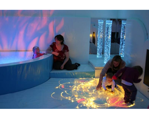 Сухой бассейн в форме 1/4 круга с кнопками-переключателями. Размер 150х150х66 см.