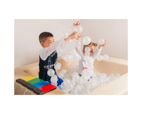 Сухой бассейн в форме 1/4 круга с кнопками-переключателями. Размер 150х150х66 см.