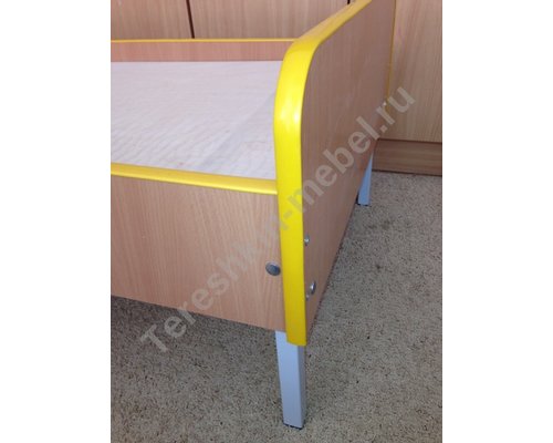 Кровать для детского сада на металлических опорах