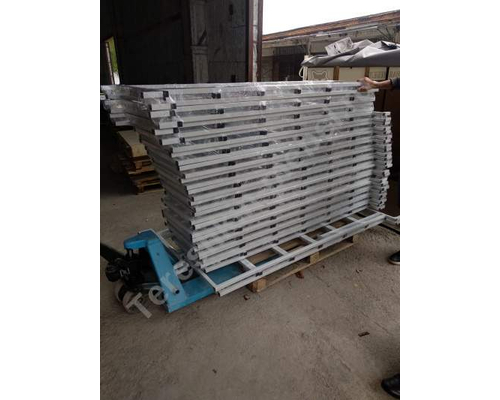 Стеллаж двухсторонний на металлокаркасе с горизонтальными полками