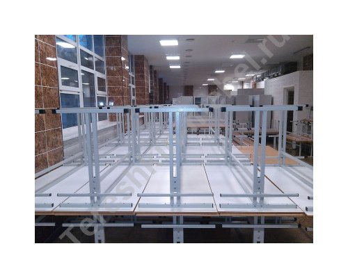 Стол обеденной зоны под табурет